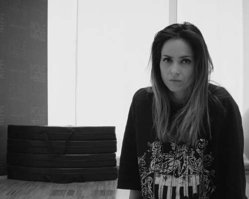 Valentina Venditti, istruttrice professionista di Pole Dance, protagonista del mini documentario 'A Day with a Pole Dancer', catturata in un frame tratto dall'intervista che mostra la sua passione, talento e dedizione nell'arte della Pole Dance.