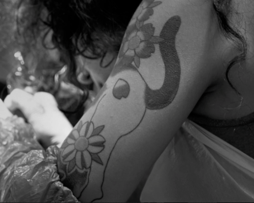 Tatuatrice protagonista di 'One Day with a Tattoo Artist' mentre crea un tatuaggio unico